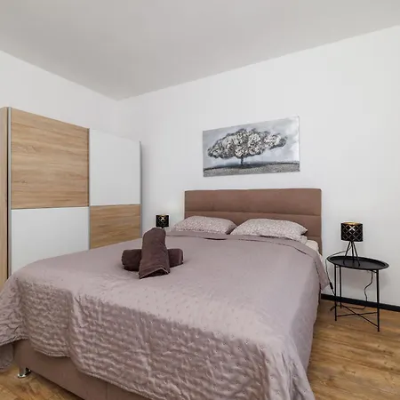 Alenka Apartament *